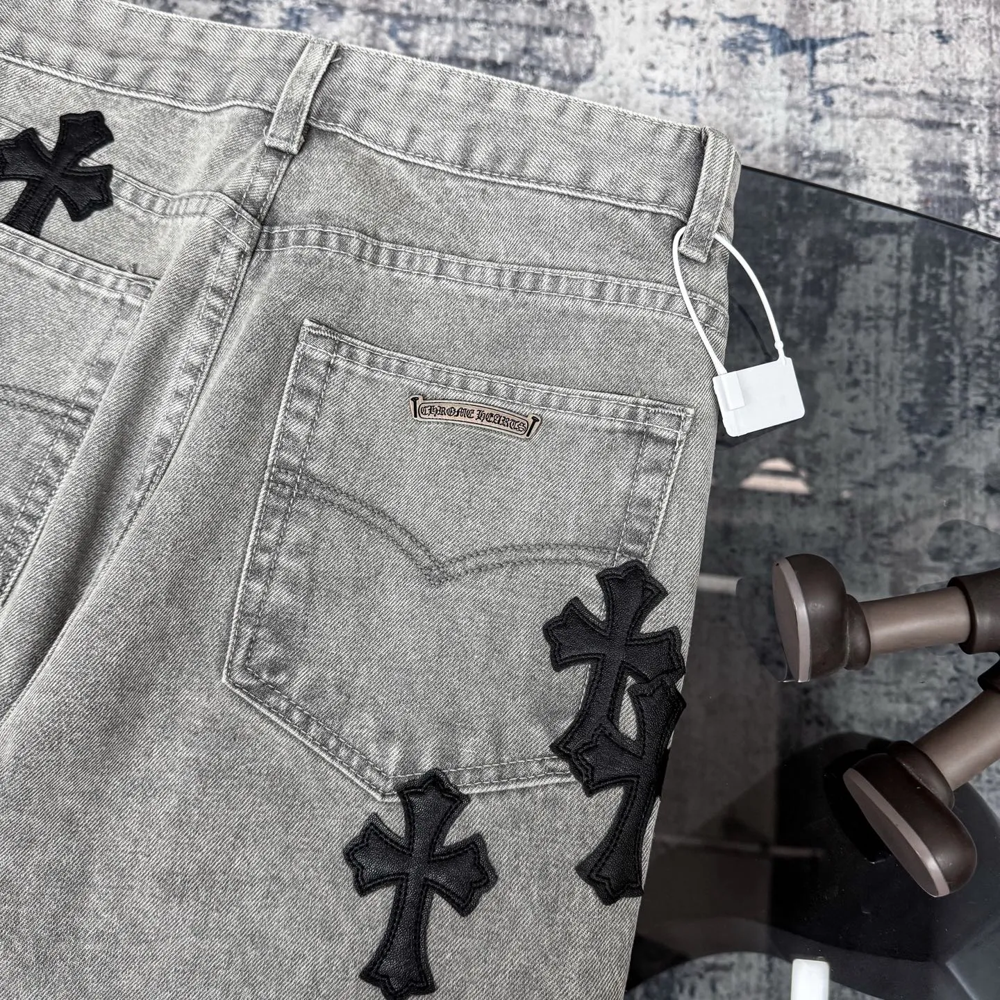 P230 Chrome Hearts CH Chrome Hearts Heavy Industry Damaged High Street Jeans exude unruly personality and unique charm. Every wear and tear is carefully designed to present a unique artistic feel. Made of imported denim fabric, which has undergone heavy industrial washing and destruction treatment, the trousers show a super cool effect on the upper body, allowing you to dominate the fashion stage.  This is more than just a pair of jeans, it is an expression of attitude. With its unique design concept and ultimate pursuit of details, Croxin breaks traditional boundaries and defines the jeans trend in the new era. The trousers are made of double-layer woven fabric and matched with customized hardware, showing an incomparably beautiful and unique style, making every wearer the focus of fashion. Imported denim fabric, super heavy-duty washed and damaged, the upper body is super cool! Customized hardware. Unbeatable and beautiful style. The production process is difficult. Full of high street feel. Color: Gray Size: S M L XL XXL